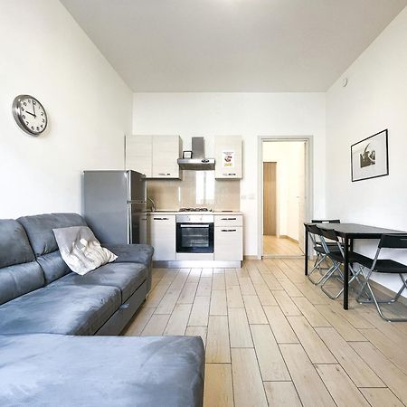 Along The Canal Smart Flat Naviglio - 4 People Corsico Exterior foto